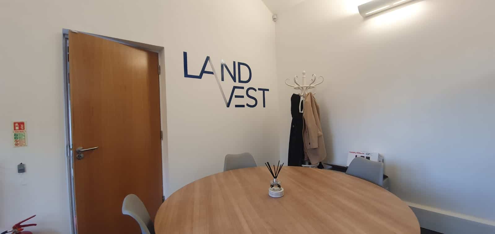 Land Vest — image 2 of 6